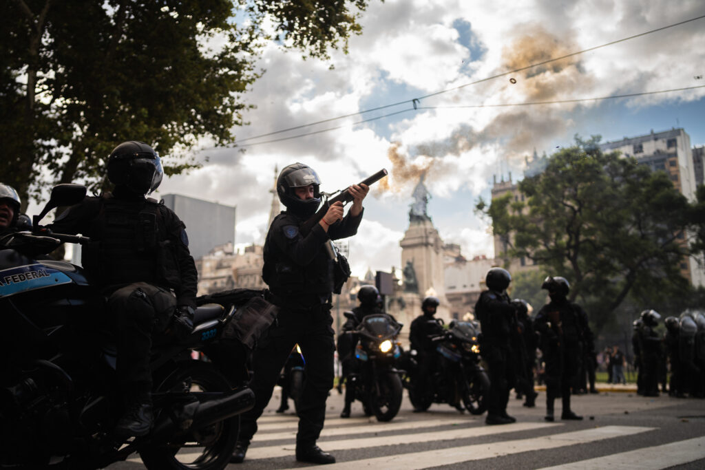 Hinchadas y jubilados versus violencia estatal: La represión, el aguante y los partidos que se vienen