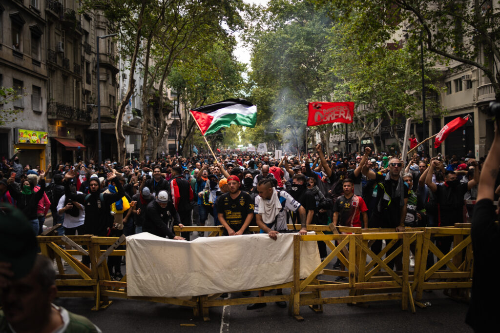 Hinchadas y jubilados versus violencia estatal: La represión, el aguante y los partidos que se vienen