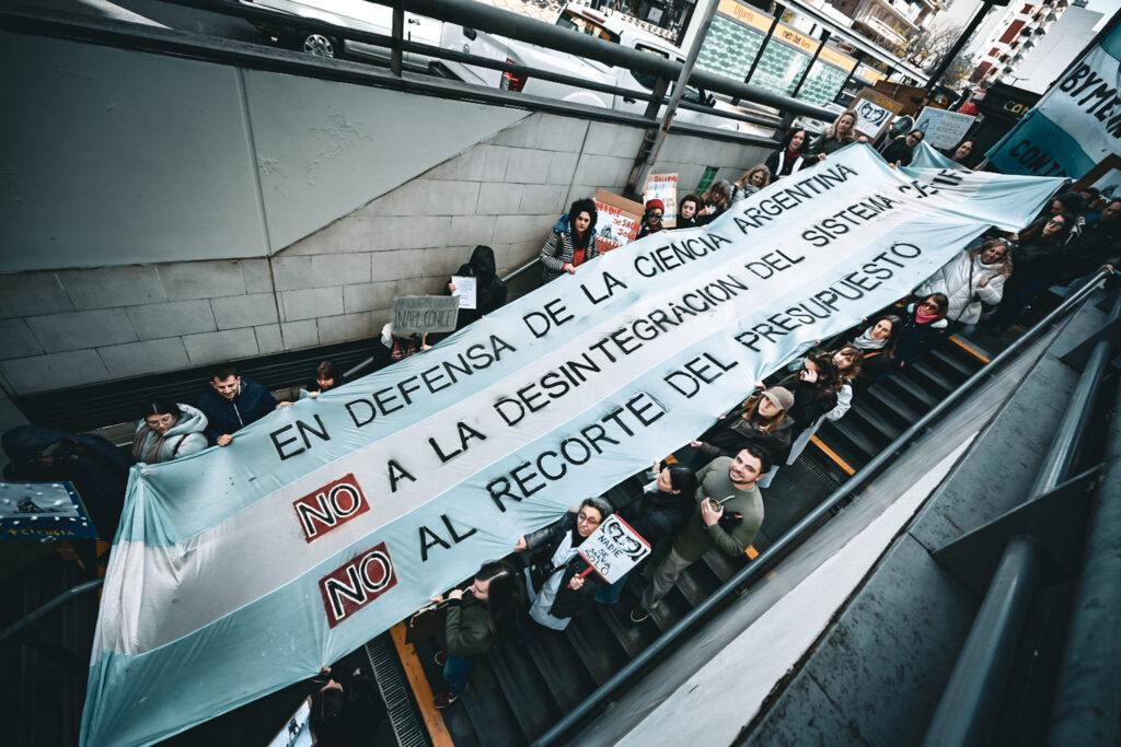 Jubilados + científicos: la gente que no se guarda en el colchón