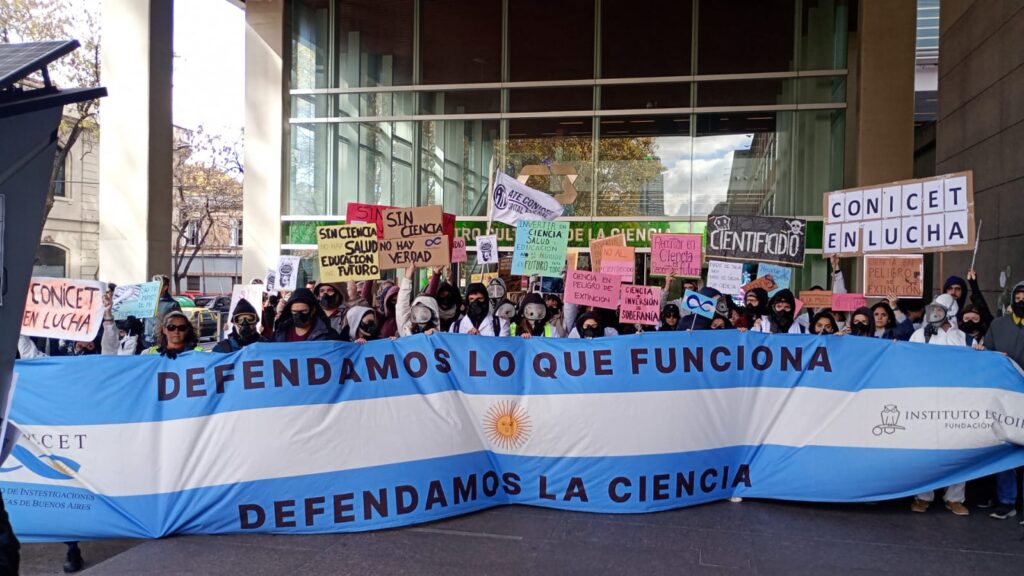 Jubilados + científicos: la gente que no se guarda en el colchón