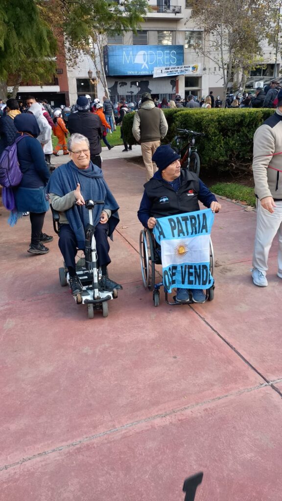 Jubilados + científicos: la gente que no se guarda en el colchón