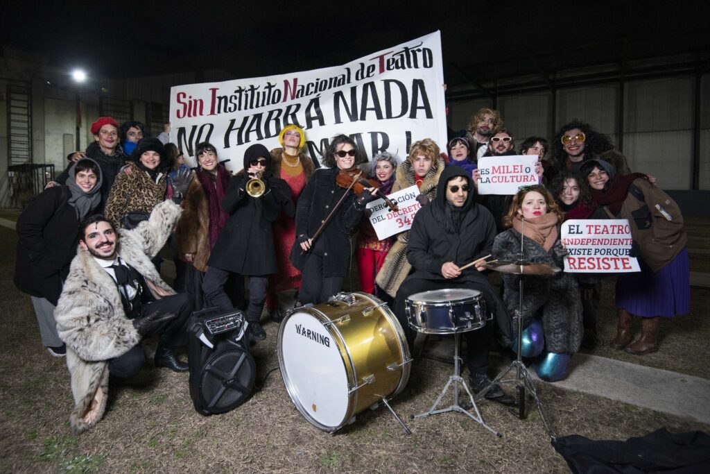 La Alfombra Negra: artistas en defensa del Instituto Nacional del Teatro