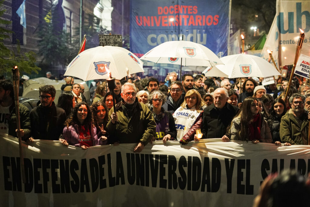 Educación: ADN y velas para resistir en la calle