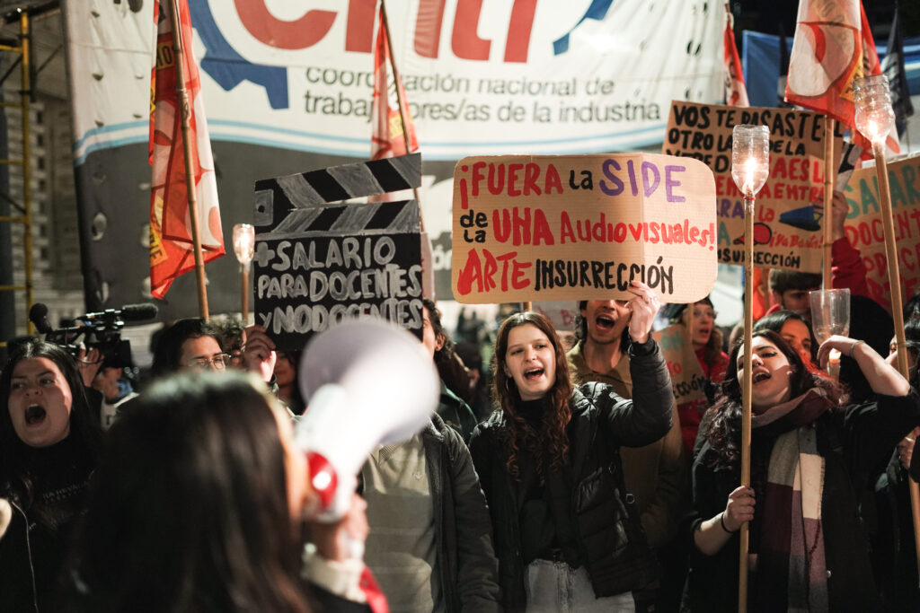 Educación: ADN y velas para resistir en la calle