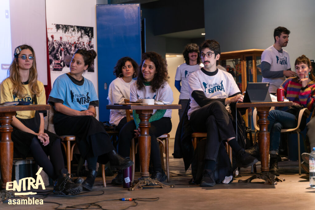 El teatro en asamblea para defender al INT