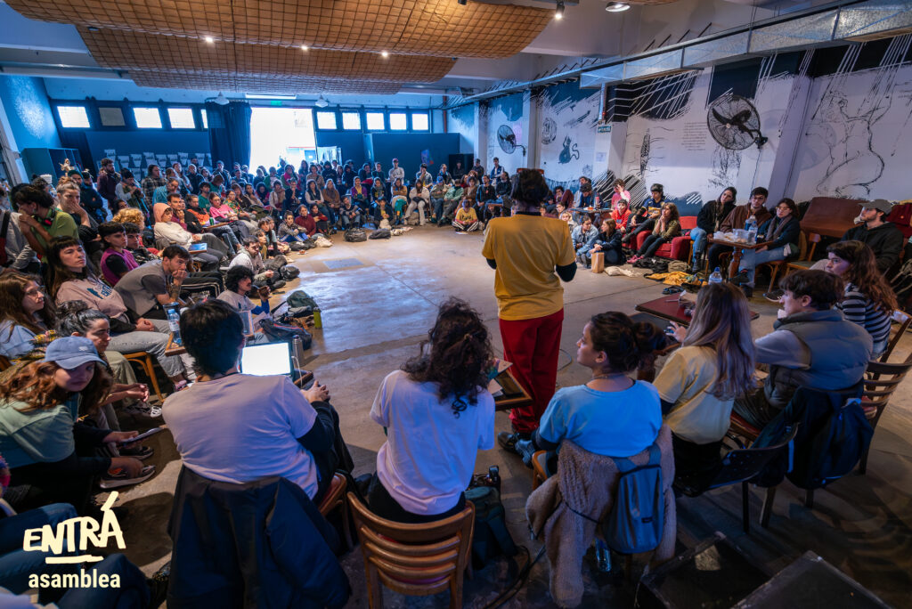 El teatro en asamblea para defender al INT