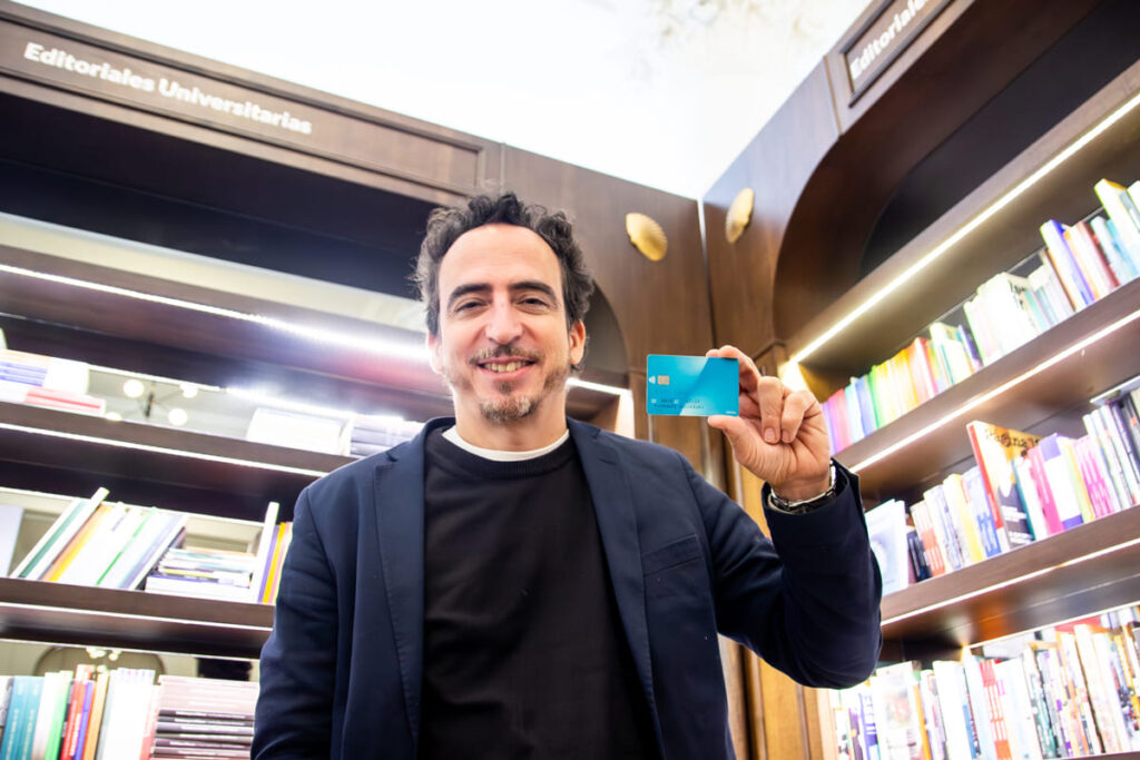 Plastificados: Andrés Arias y lo que nos hacen consumir