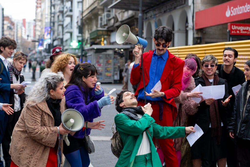 Sacate la careta y ponete el antifaz: una caravana para defender al teatro con color y calor