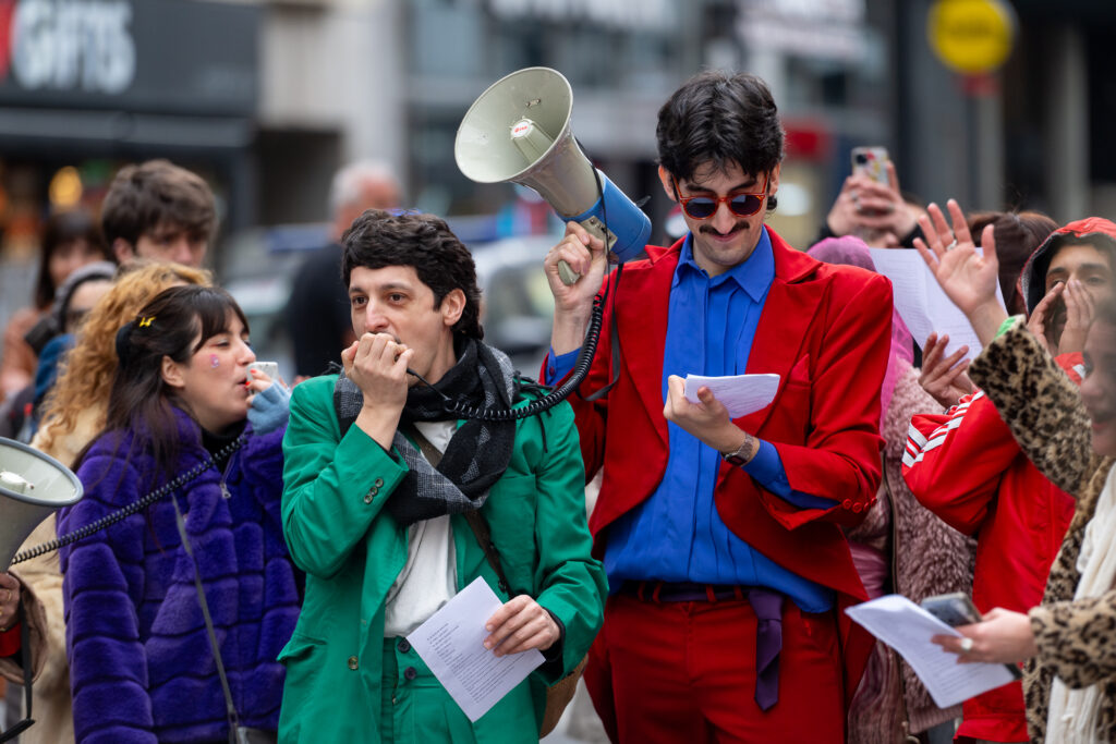 Sacate la careta y ponete el antifaz: una caravana para defender al teatro con color y calor