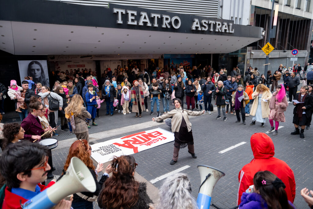 Sacate la careta y ponete el antifaz: una caravana para defender al teatro con color y calor