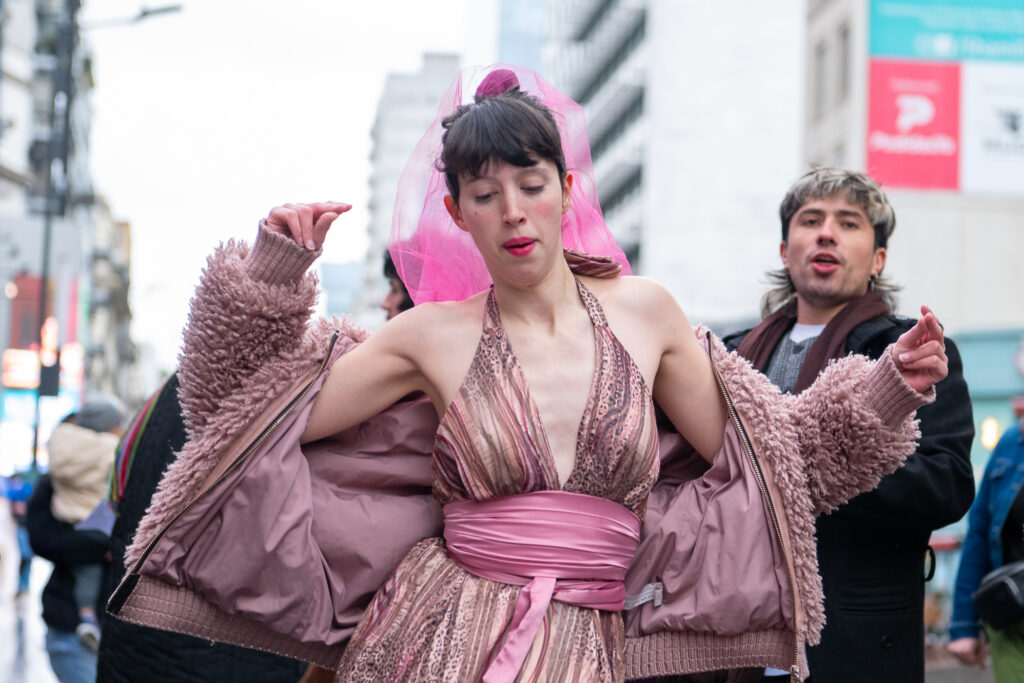 Sacate la careta y ponete el antifaz: una caravana para defender al teatro con color y calor