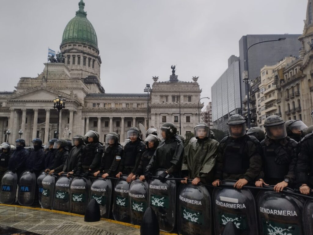 Llueva o truene: otro miércoles de gases, coreografía y resistencia