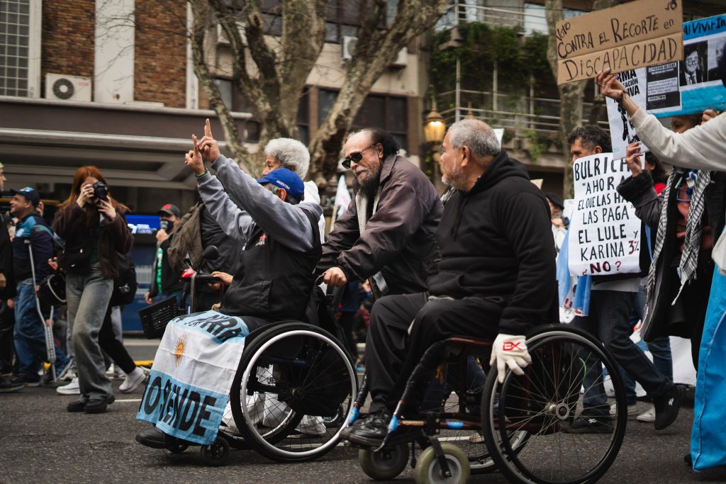 Marcha de jubilados: el arte de la rebeldía