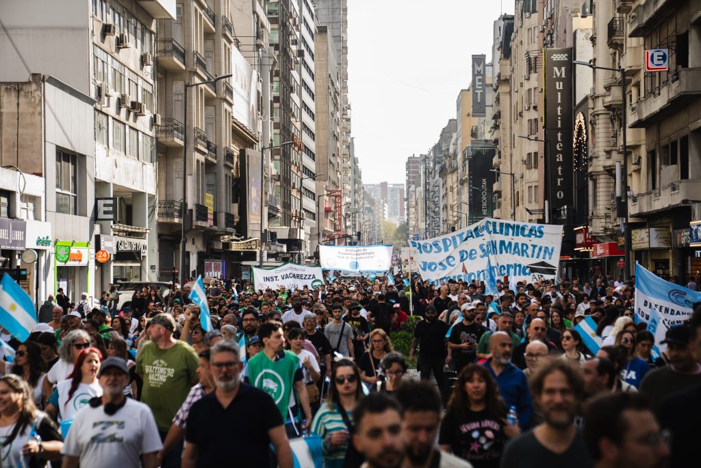 La multitud y el palacio