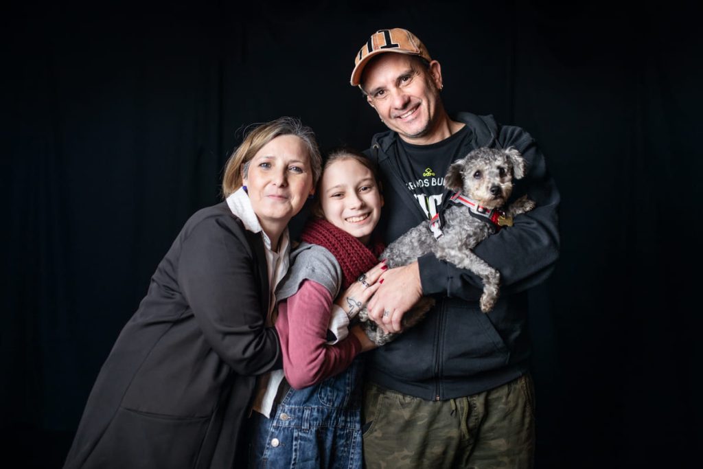 Marlene, Ian, Ro y Marvel: la familia entera tuvo que soportar los ataques del gobierno, pero no se victimiza. Las invitaciones a dar charlas y capacitaciones crece mientras la imagen del gobierno se desinfla tras el escándalo en la ANDIS.