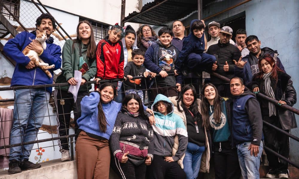 El grupo de San Alberto Hurtado en la Villa 21, primer Hogar de Cristo: ya son más de 300 en el país. Fotos: Juan Valeiro