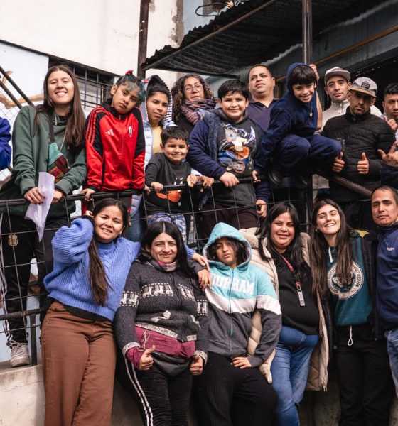 El grupo de San Alberto Hurtado en la Villa 21, primer Hogar de Cristo: ya son más de 300 en el país. Fotos: Juan Valeiro