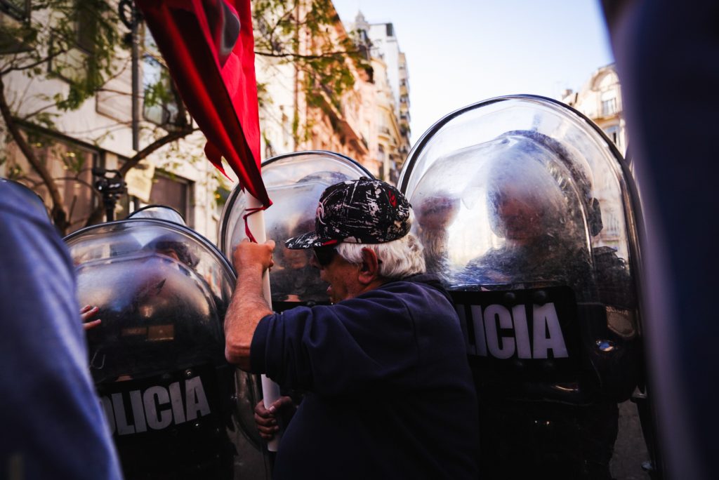 Sin pan y a puro circo: la represión a jubilados para tapar otra derrota en el Congreso