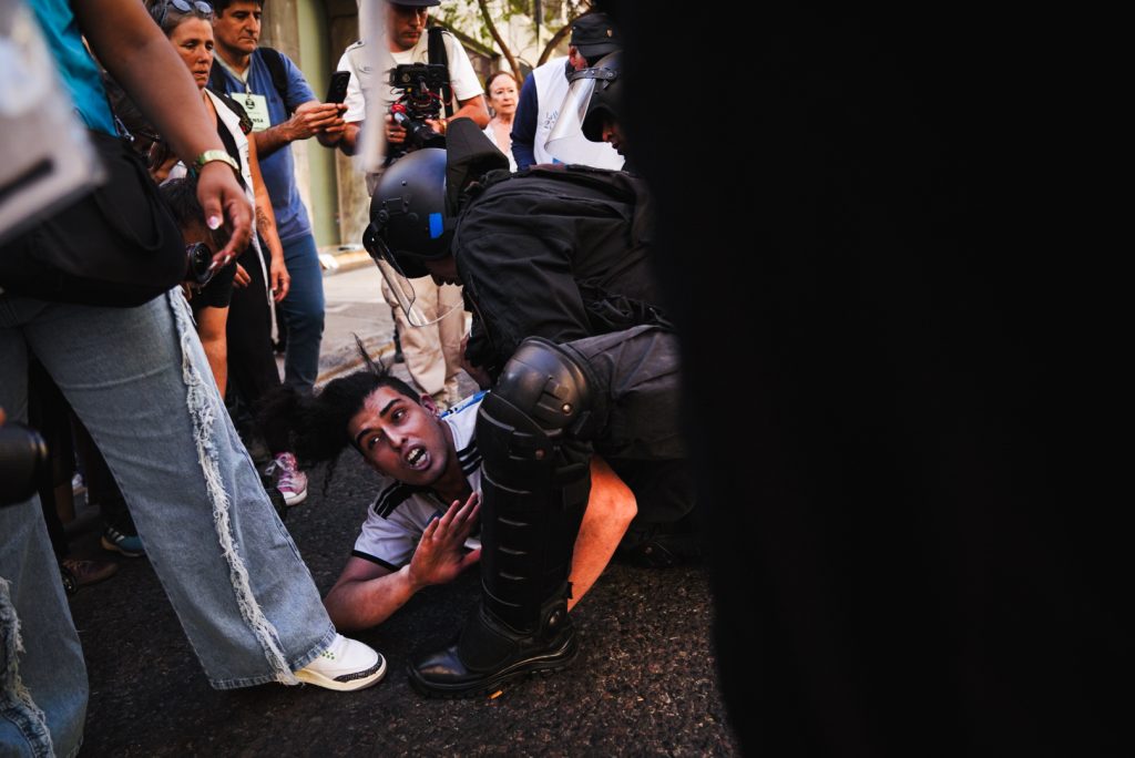 Sin pan y a puro circo: la represión a jubilados para tapar otra derrota en el Congreso