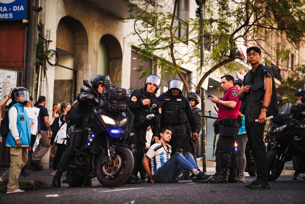 Sin pan y a puro circo: la represión a jubilados para tapar otra derrota en el Congreso