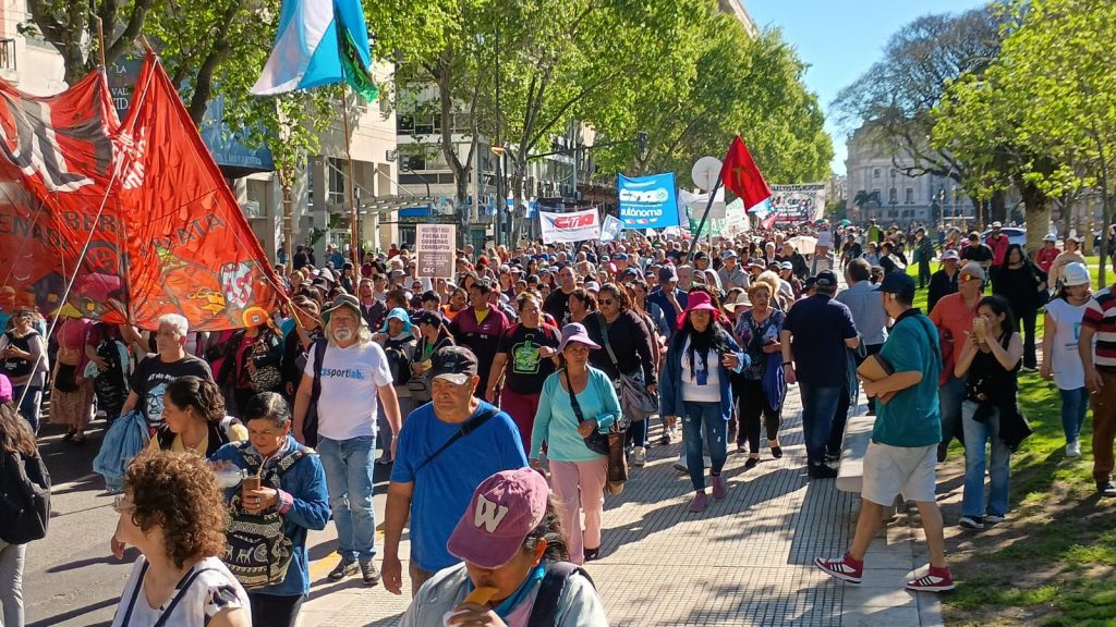 Marcha de jubilados: guerra, paz y fernet
