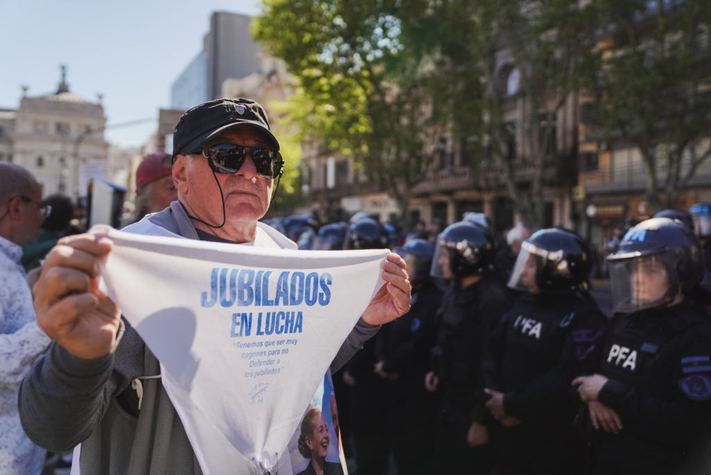 Marcha de jubilados: guerra, paz y fernet