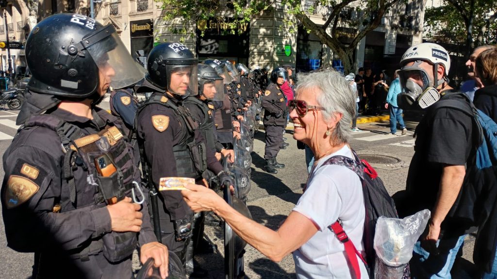Marcha de jubilados: guerra, paz y fernet