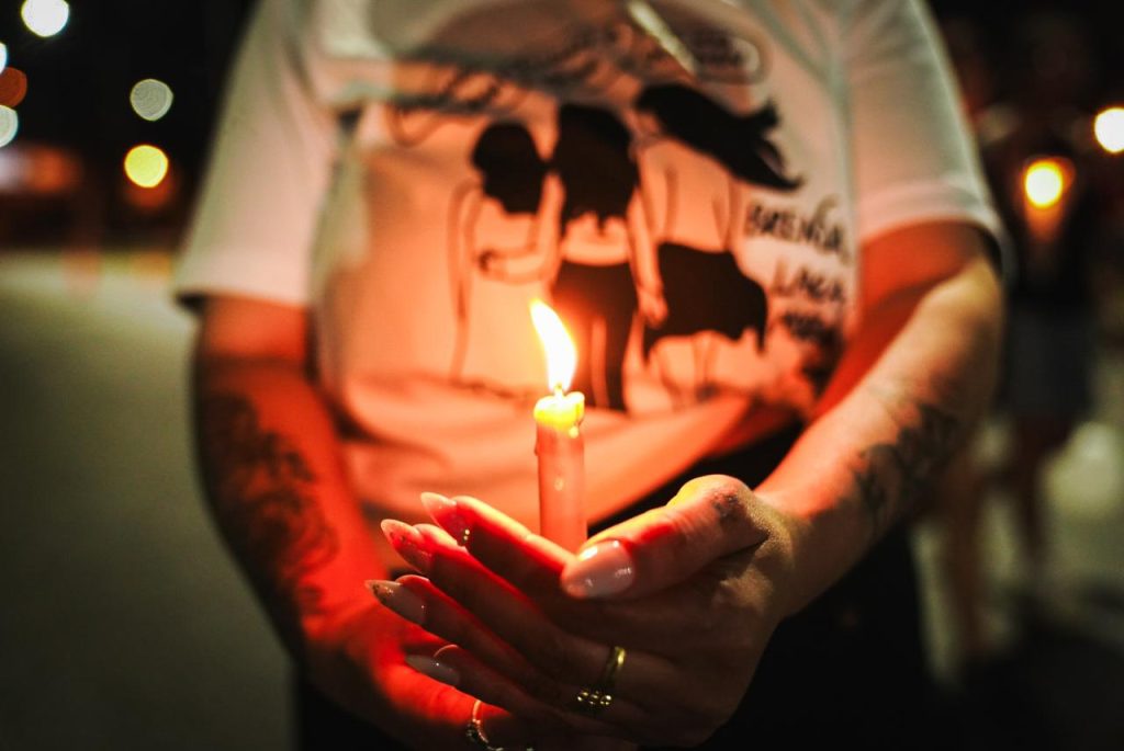Lara, Brenda, Morena: Las velas del silencio