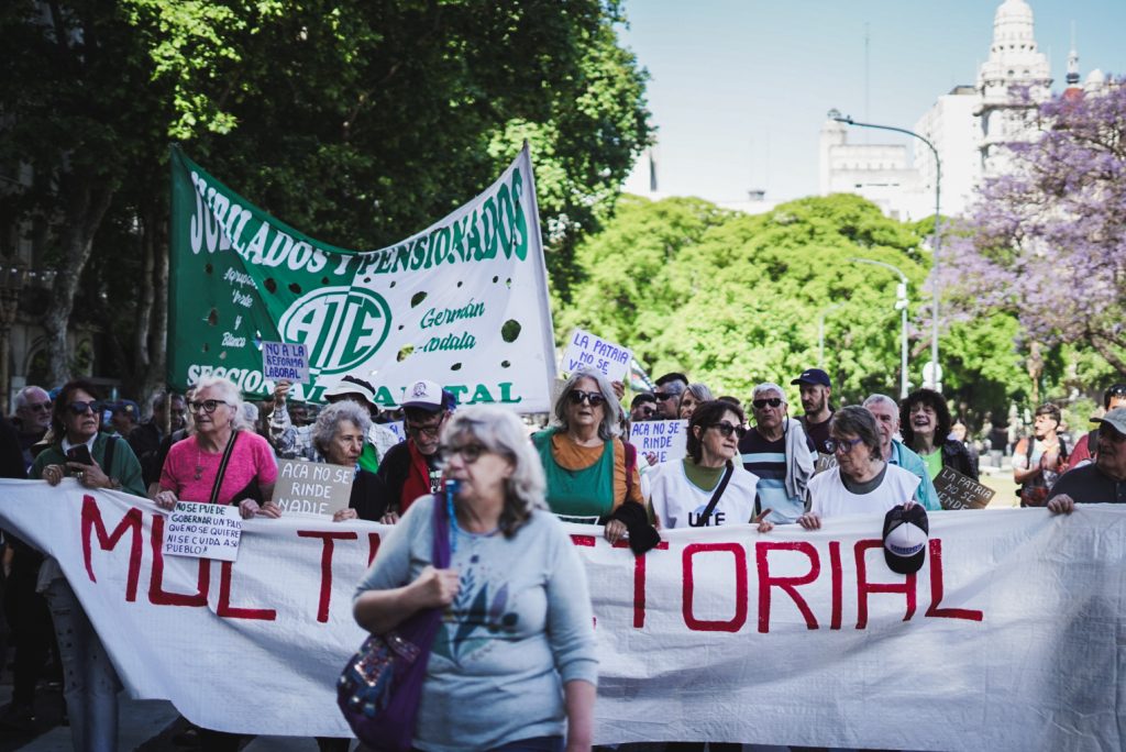 Marcha de jubilados: Boca, peronismo, CGT, traiciones y una asamblea mirando el futuro