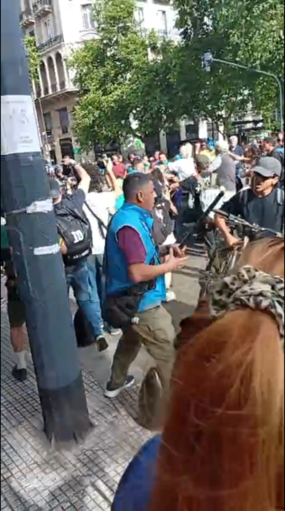 Marcha de jubilados: las escenas de la violencia policial (video)