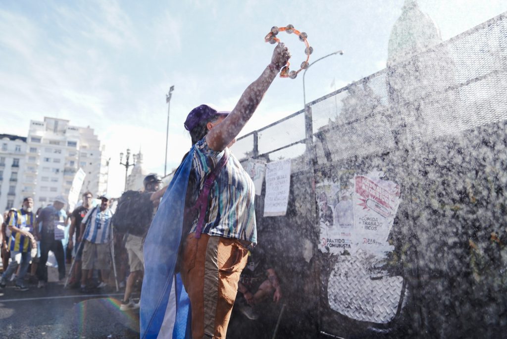Miércoles de jubilados: bautismo represivo, el baño de Milei y la mirada en la reforma laboral