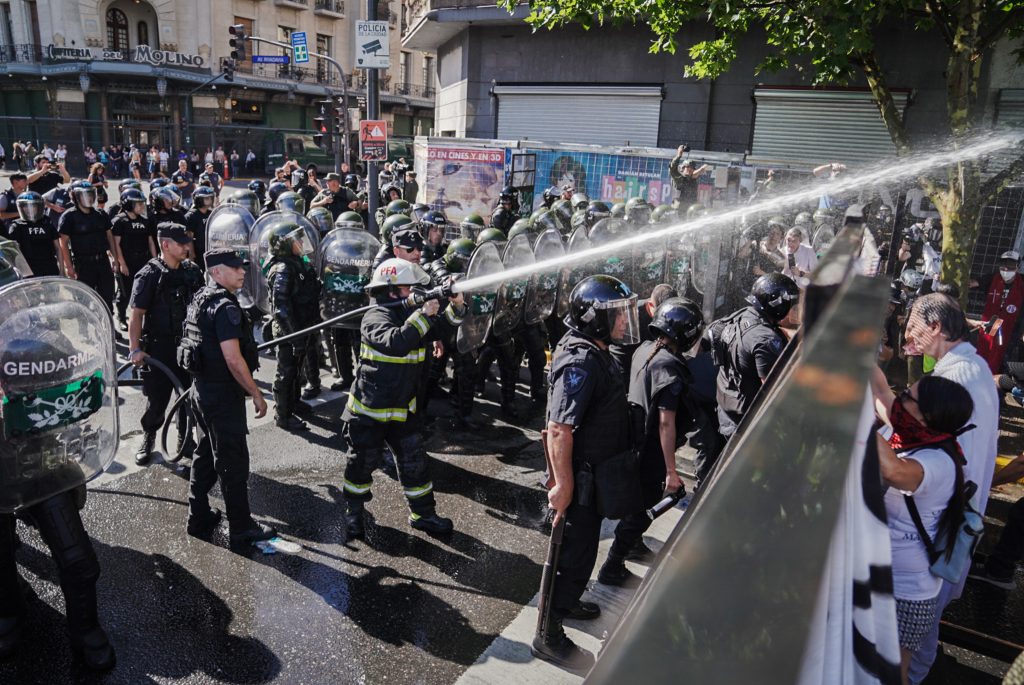 Miércoles de jubilados: bautismo represivo, el baño de Milei y la mirada en la reforma laboral