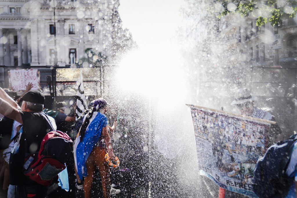 Miércoles de jubilados: bautismo represivo, el baño de Milei y la mirada en la reforma laboral