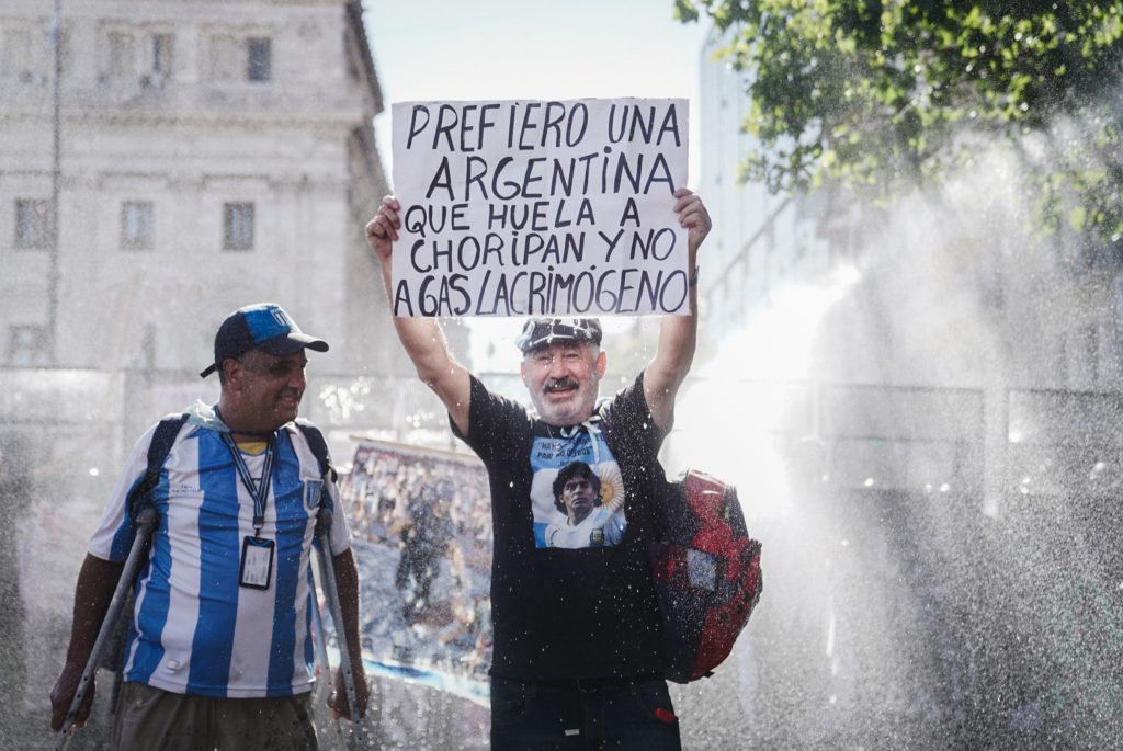 Miércoles de jubilados: bautismo represivo, el baño de Milei y la mirada en la reforma laboral