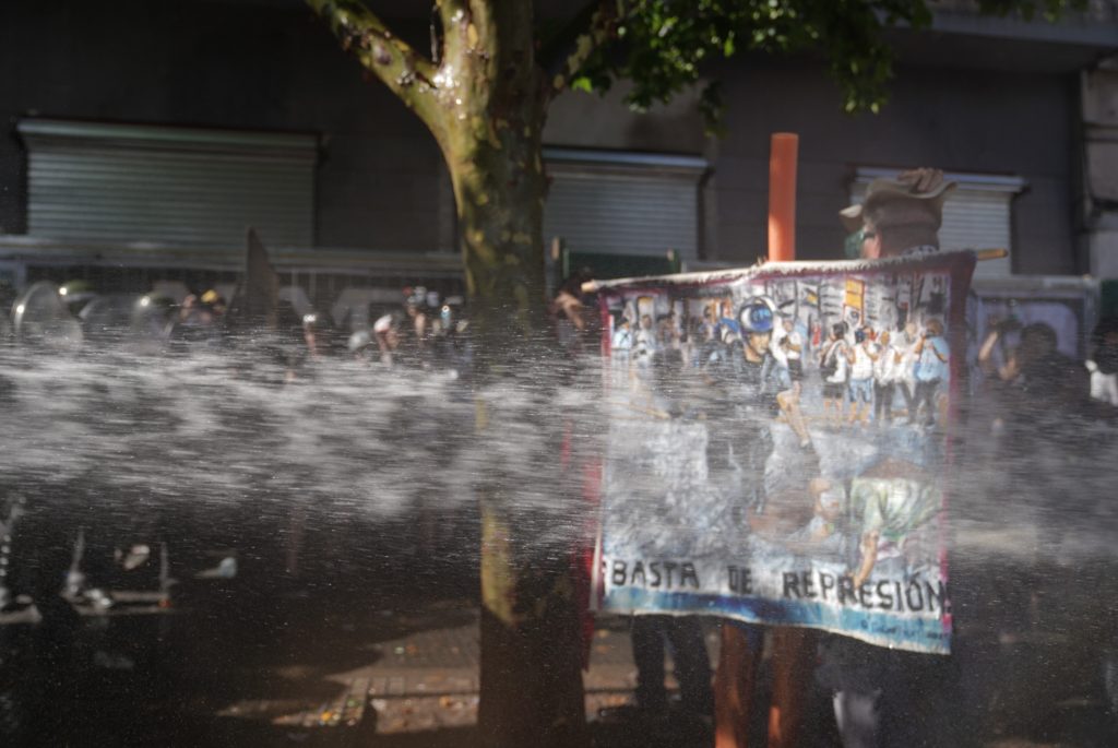 Miércoles de jubilados: bautismo represivo, el baño de Milei y la mirada en la reforma laboral