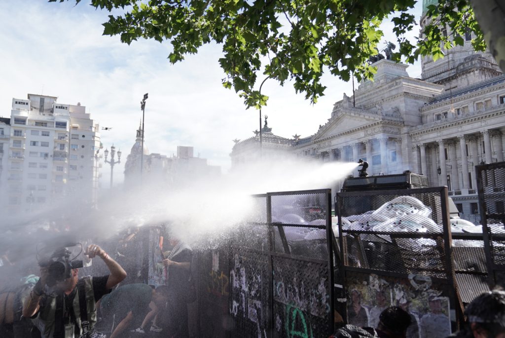 Miércoles de jubilados: bautismo represivo, el baño de Milei y la mirada en la reforma laboral