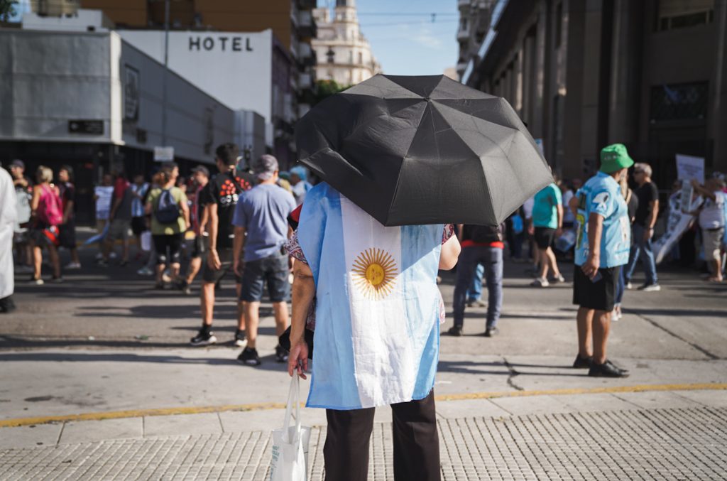 El Congreso en la playa, los jubilados en la calle: atardecer de otro miércoles agitado