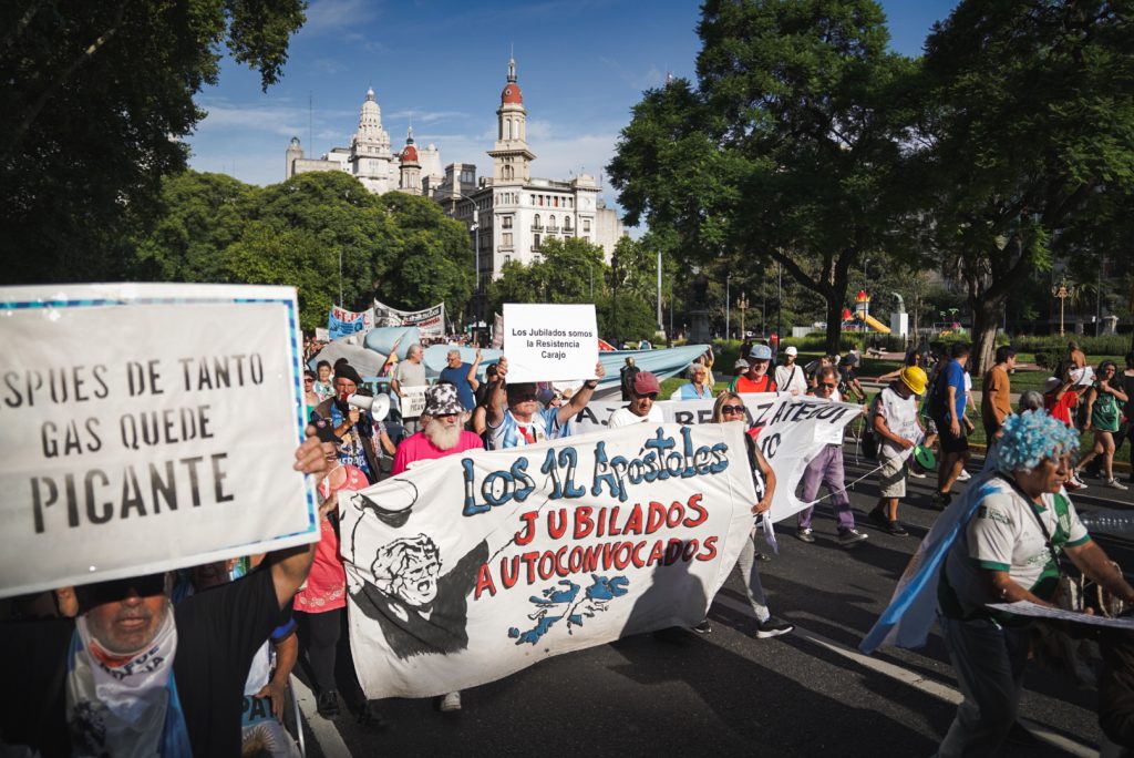 El Congreso en la playa, los jubilados en la calle: atardecer de otro miércoles agitado