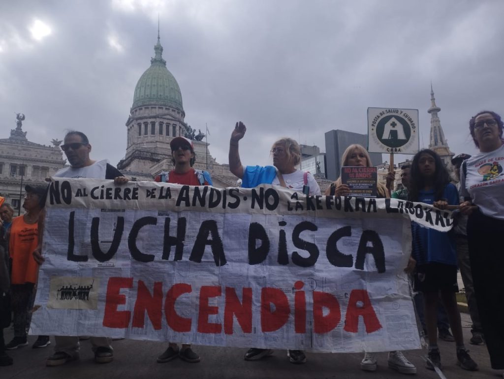 Miércoles de marcha: entre las changas de los jubilados y el corazón de los chicos
