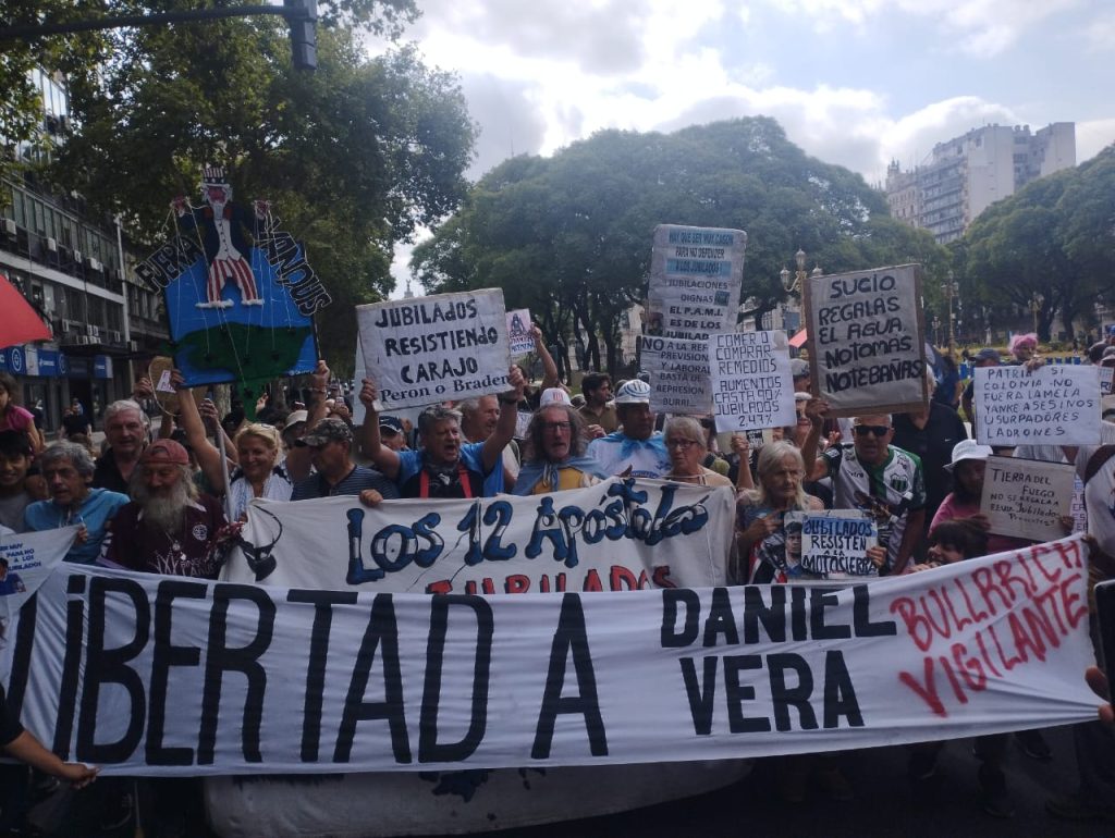 Miércoles de marcha: entre las changas de los jubilados y el corazón de los chicos