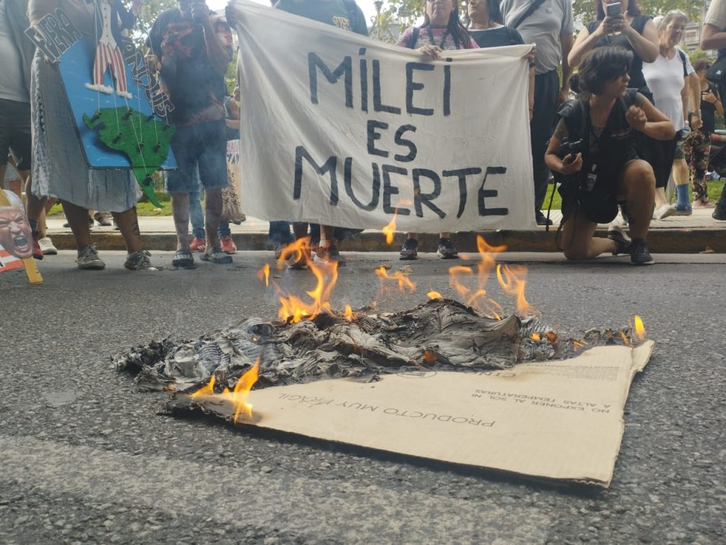 Miércoles de marcha: entre las changas de los jubilados y el corazón de los chicos