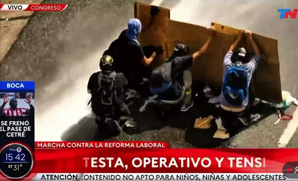 El extraño caso de las molotov vs. el camión hidrante con mala puntería