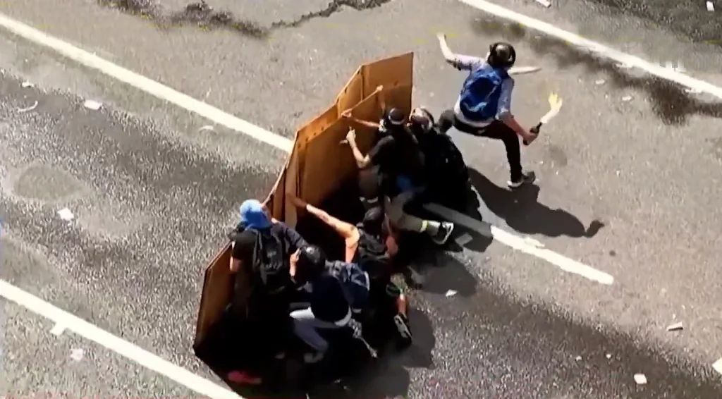 El extraño caso de las molotov vs. el camión hidrante con mala puntería