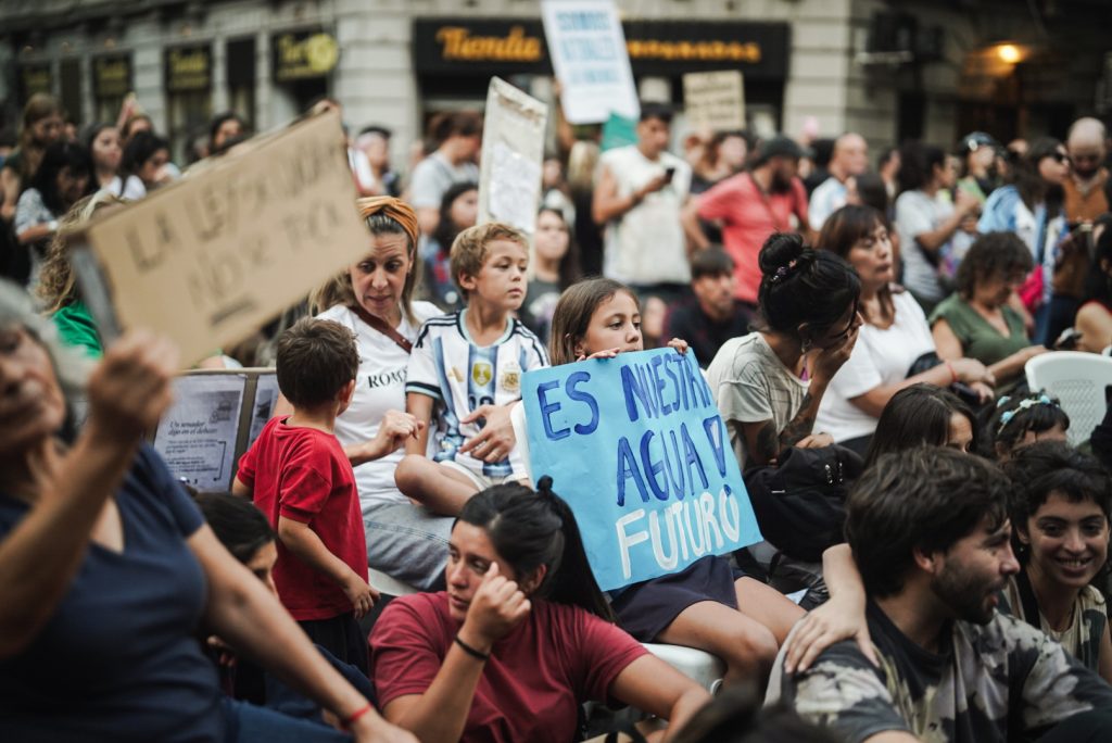 Glaciares: audiencia en la calle contra la democracia derretida