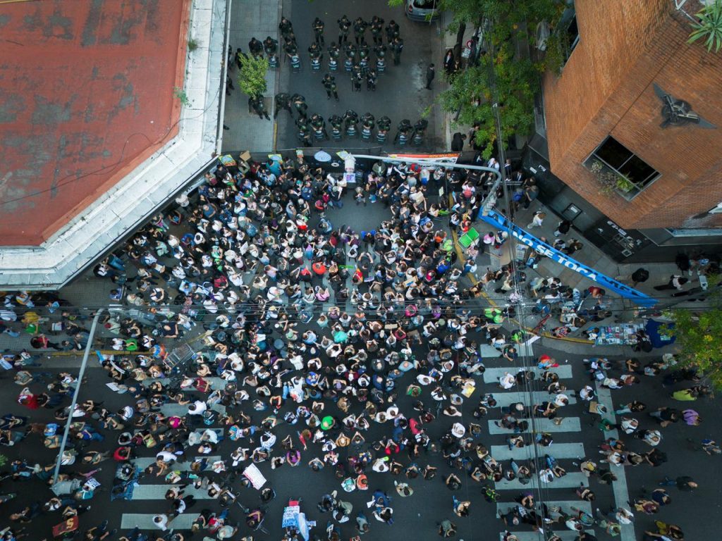 Glaciares: audiencia en la calle contra la democracia derretida