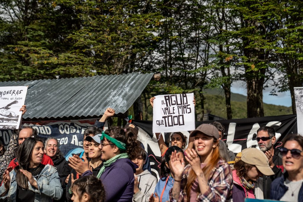 Capítulo III: a contracorriente de las salmoneras