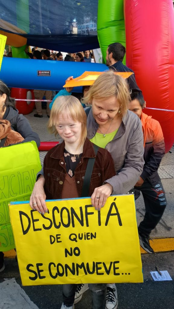 Movilización “disca” con una noticia para el gobierno: “Existimos”