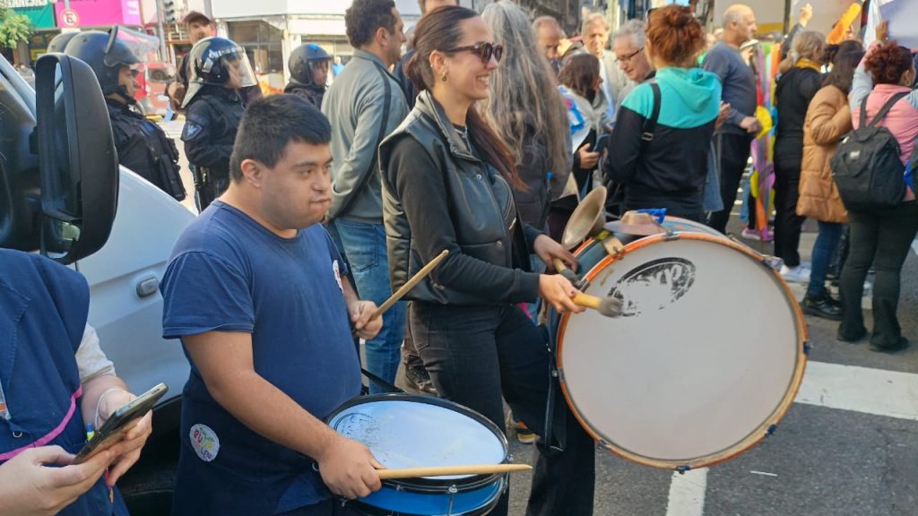 Movilización “disca” con una noticia para el gobierno: “Existimos”