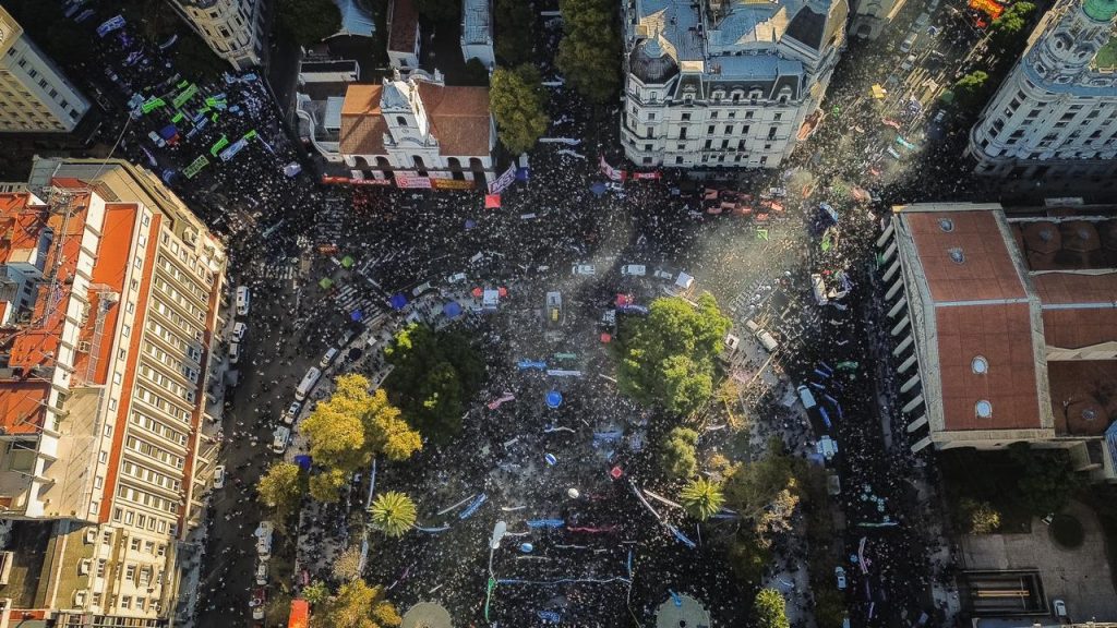 La Ley de la calle: masiva movilización para que se aplique el financiamiento universitario