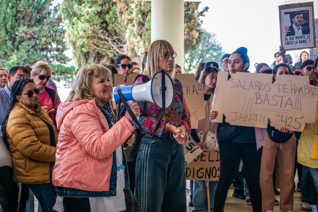 Crece el reclamo docente en Chubut: “El sueldo no alcanza ni para comer”